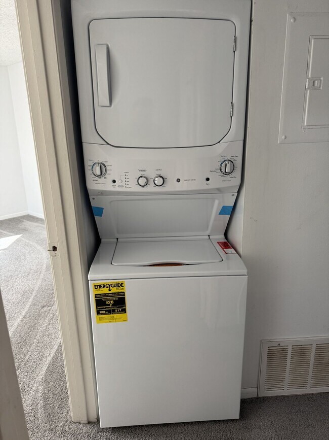 Foto del edificio - Upstairs 2 bedroom, 1 bathroom apartment with River views.