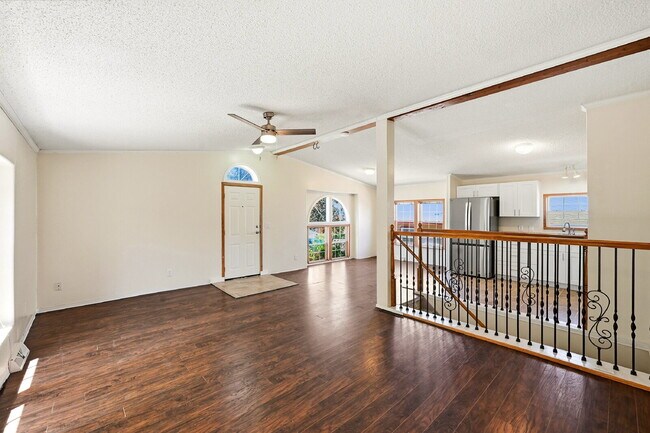 Foto del edificio - $2,595.95, 5 bed, 3.5 bath with a fenced back yard