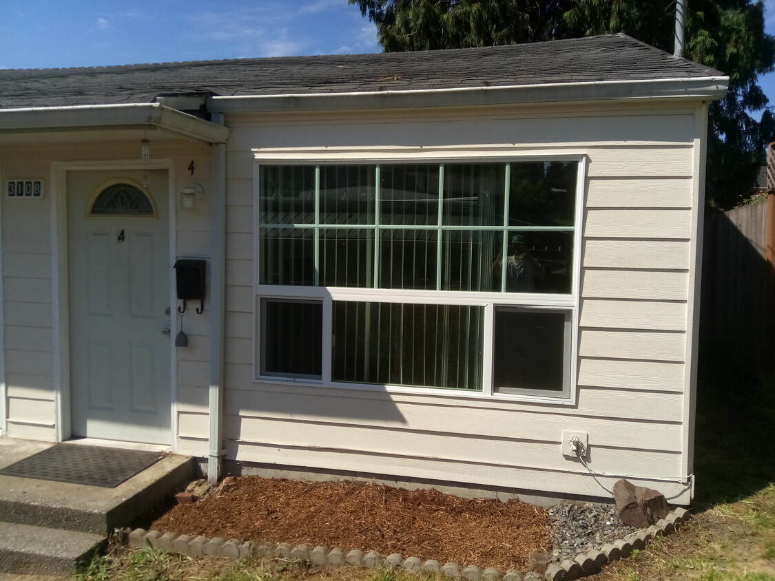 Front - 3108 W Jameson St