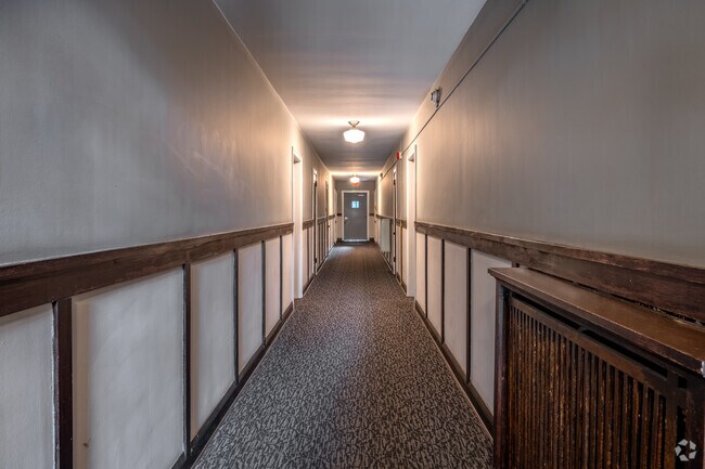 Pasillo - 2226 Garfield Ave S