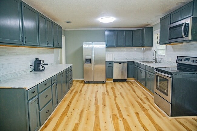 Building Photo - 608 Holiday St