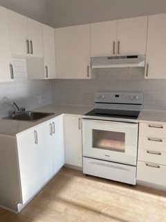 Building Photo - 5497 Av. Victoria