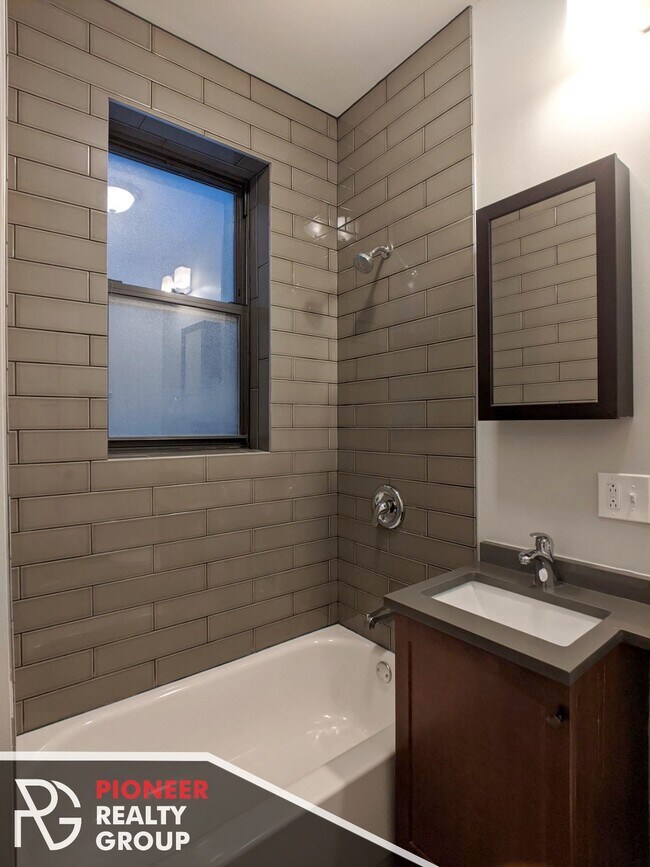 Foto del edificio - 634 W Barry Ave