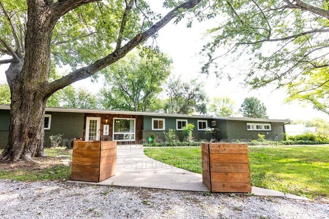 Foto del edificio - 3810 S Farm Rd 135