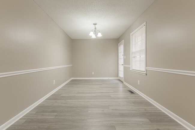 Foto del edificio - 438 Pine Grove Rd