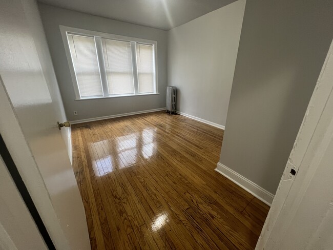 Building Photo - 2049 E 68th St
