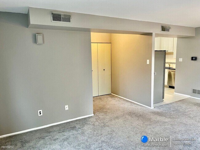 Foto del edificio - 2 br, 1 bath Condo - 730B Putnam Blvd