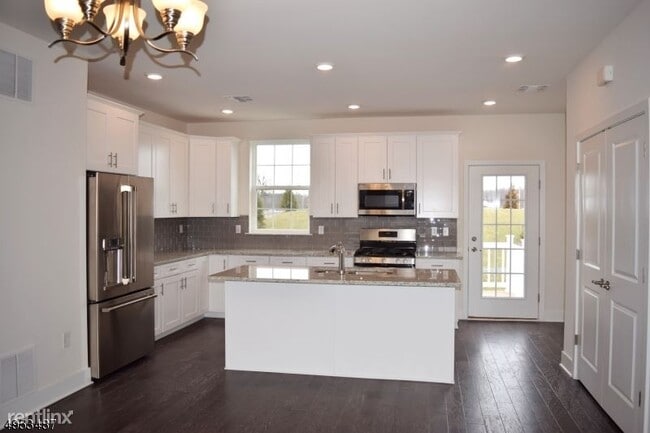 Building Photo - 3 br, 3.5 bath Townhome - 6 Gerhard Pl