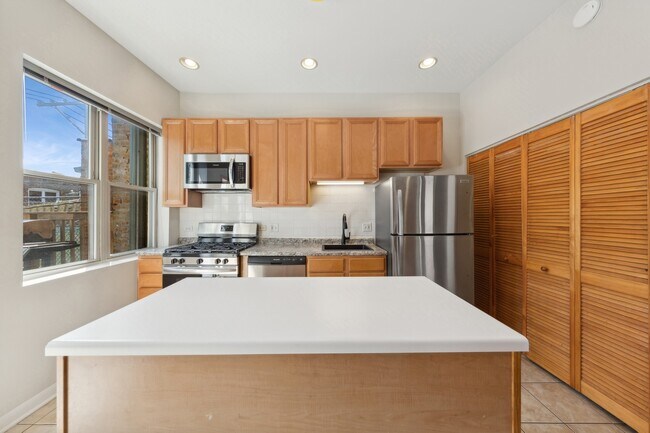 Foto del edificio - 2227 N Western Ave