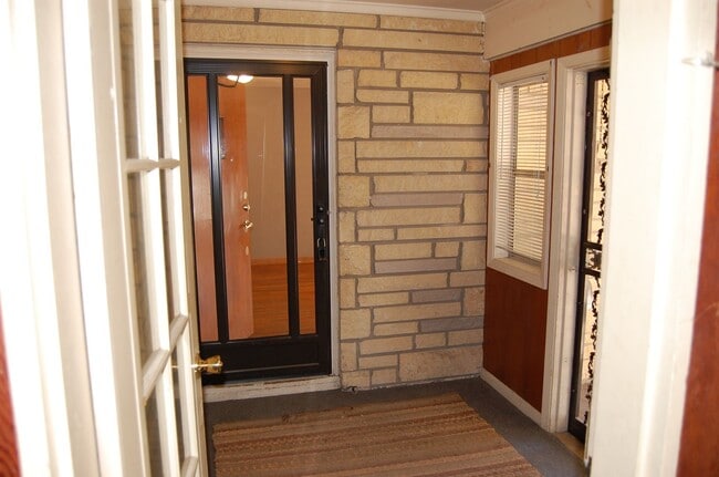 Foto del edificio - Solid stone ranch in south-central Lincoln!