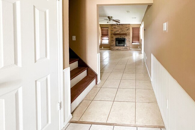 Building Photo - Massive 4BD/2BTH and 2 Car garage Home! Mi...