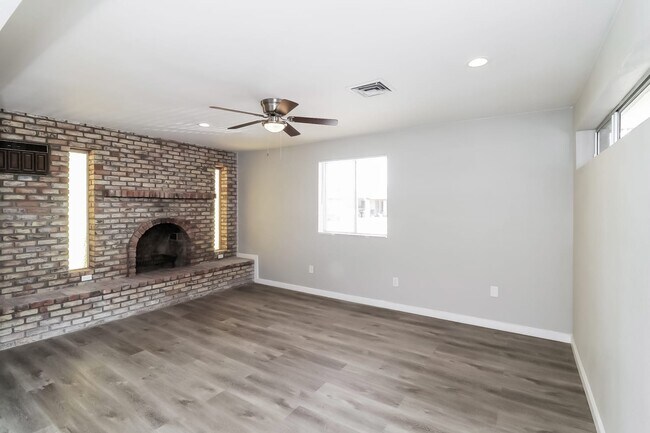 Foto del edificio - 7646 W Mackenzie Dr