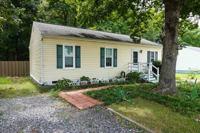 Building Photo - 8001 Clovertree Ct
