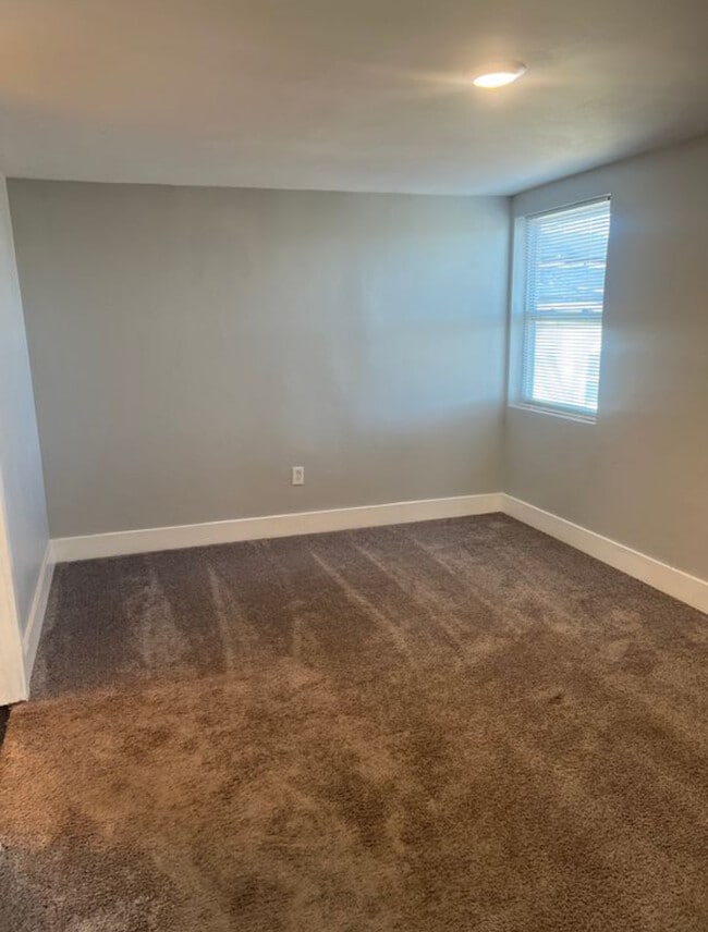 Building Photo - 806 Center St