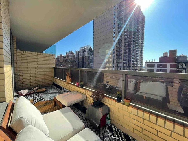 Foto del edificio - 330 E 38th St