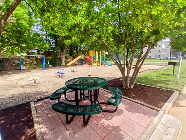 Foto del edificio - 600 Reusens Rd