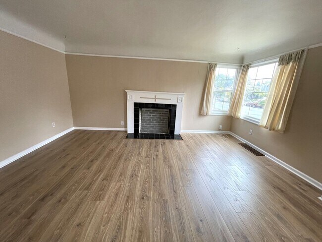 Foto del edificio - Renovated 3 Bed, 2 Bath House with Large Yard