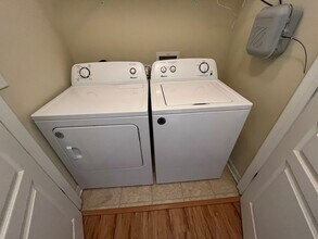 Building Photo - 1121 Tree Top Way