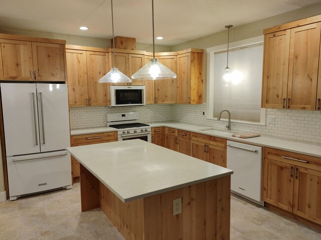 Building Photo - 801 NW Rimrock Dr