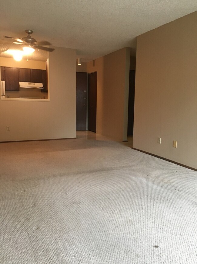 Foto del edificio - 1 bedroom Condo near Washington Square Mall with seasonal outdoor pool, onsite laundry and gym!