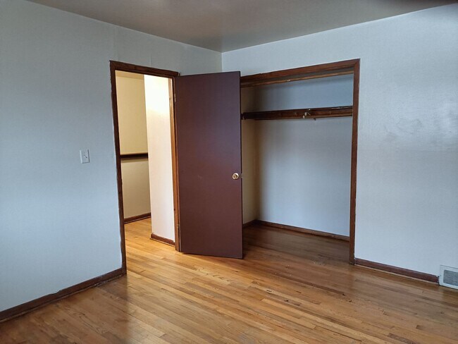 Foto del edificio - 7308-7312 W Mill Rd