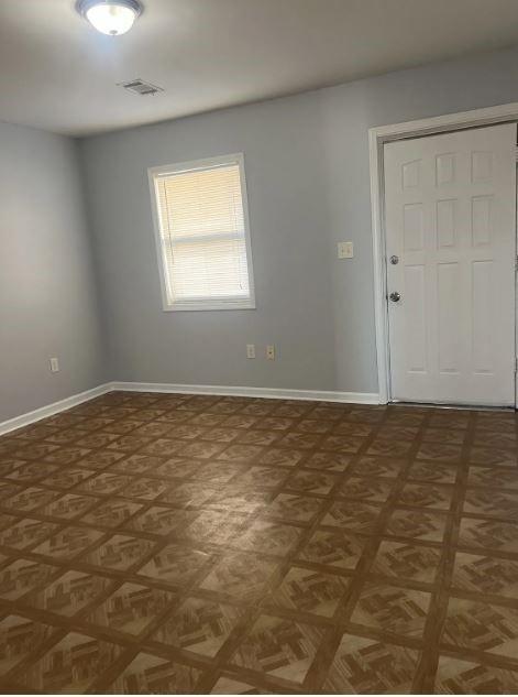 Building Photo - 305 W Oak St