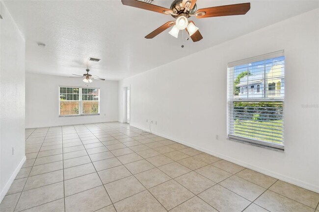 Foto del edificio - 587 Shady Grove Dr