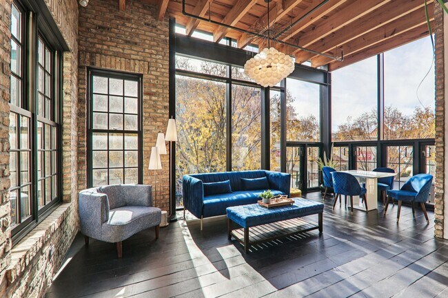 Foto del edificio - 107 W Main St