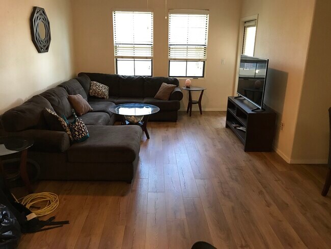 Foto del edificio - 5302 E Van Buren St