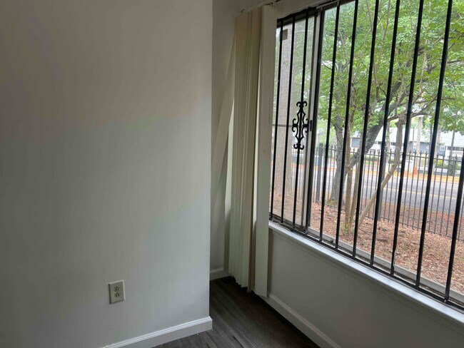 Building Photo - 402 Skyview Dr