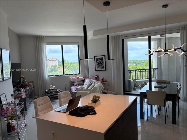 Foto del edificio - 301 Altara Ave