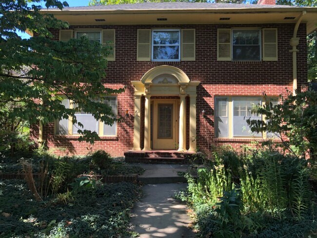 Building Photo - 1611 Rural St