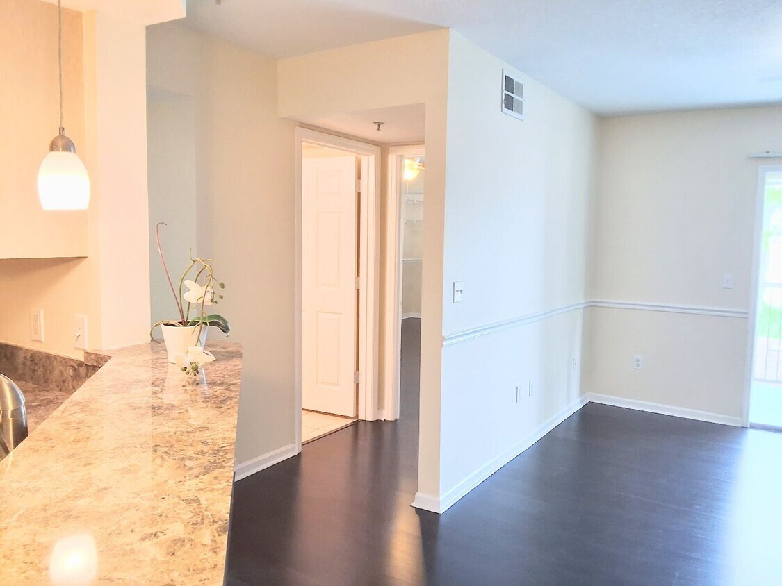 Foto principal - Gorgeous Wood Floors 1/1 condo for RENT @T...