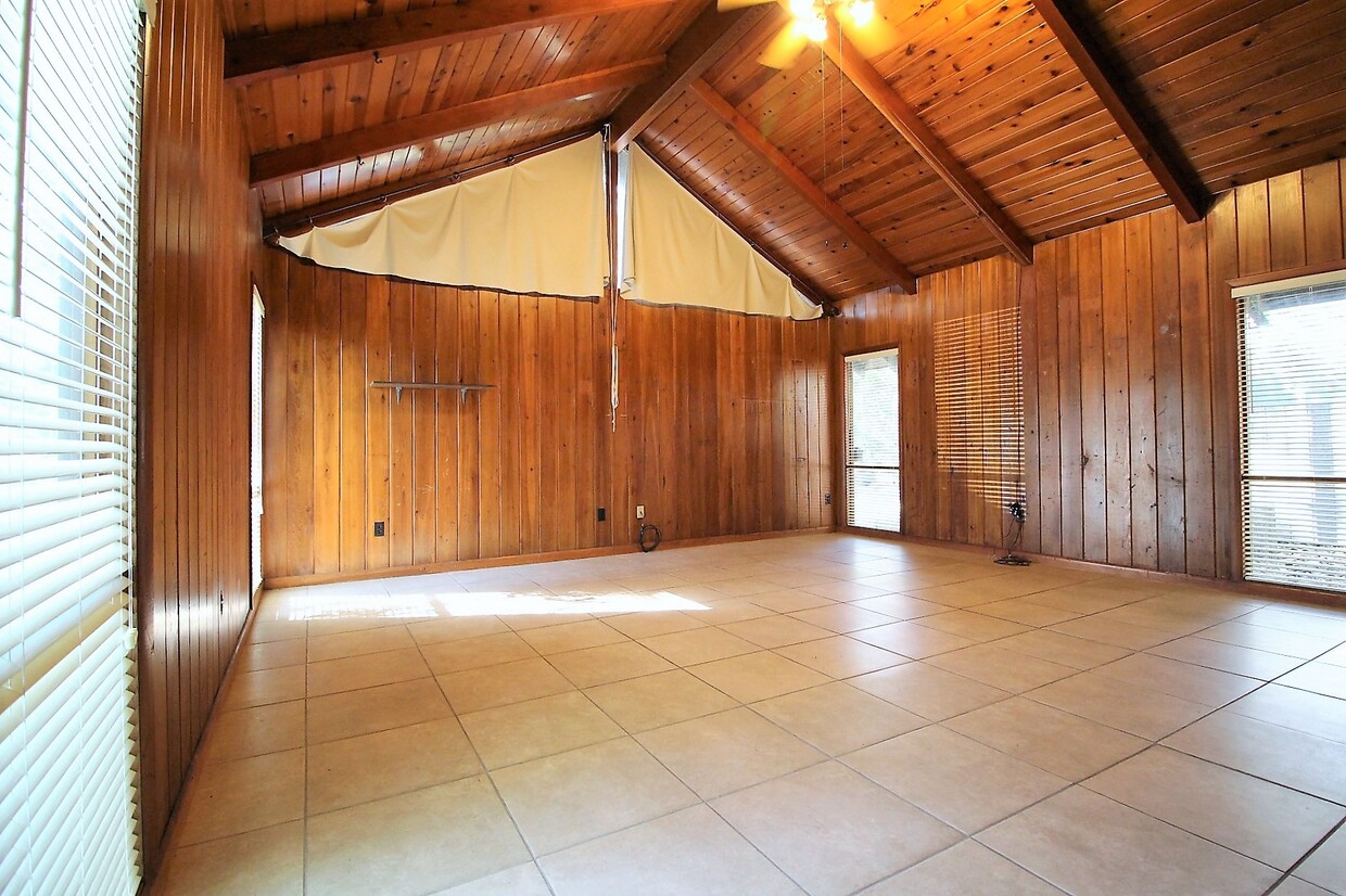 Vaulted Great Room - 21 NW 21st St