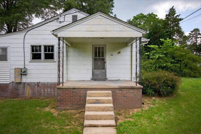 Building Photo - 2 Bedroom, 1 Bathroom House in Madison!