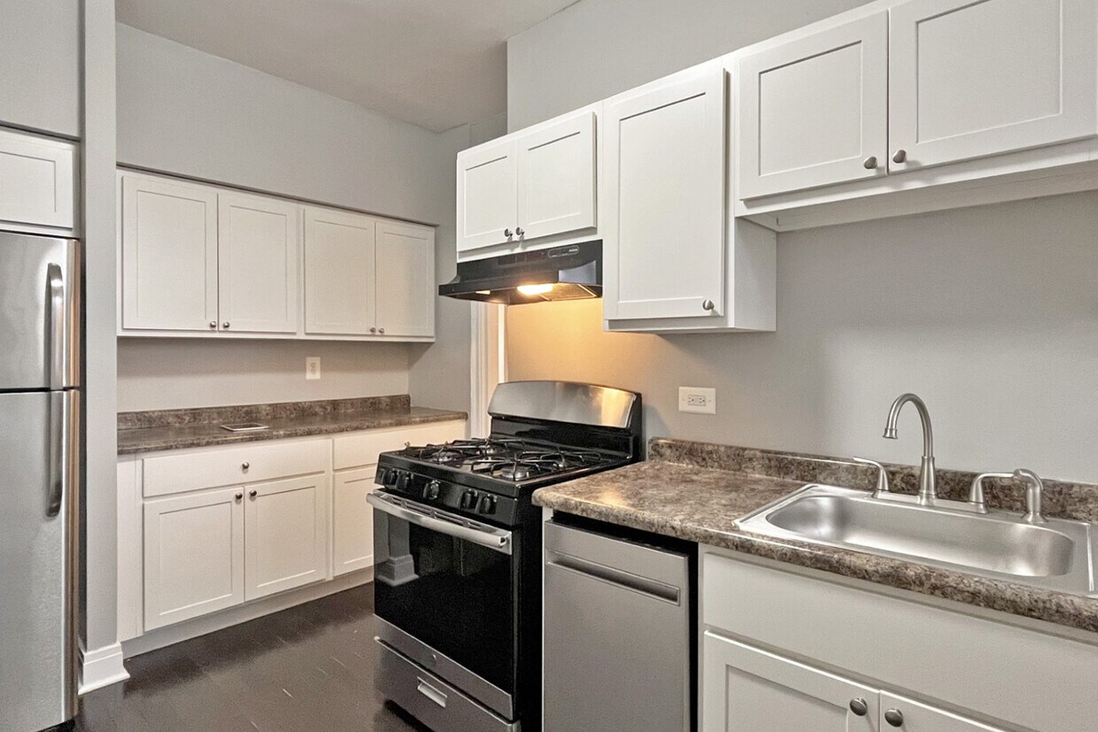 Foto principal - 218-228 Pleasant St. and 134-140 S. Harvey Ave.