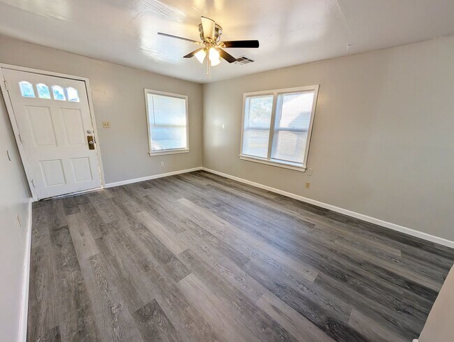 Building Photo - Cute 3/1 Remodel in MWC