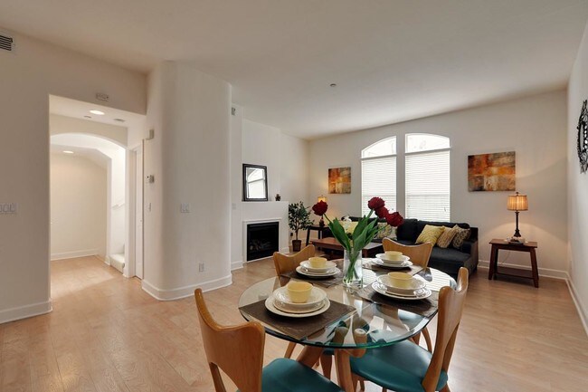 Foto del edificio - 838 Harmony Pl