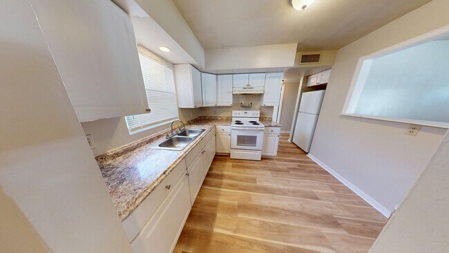 Foto del edificio - Beautiful 4 bedroom ,2 bathrooms .