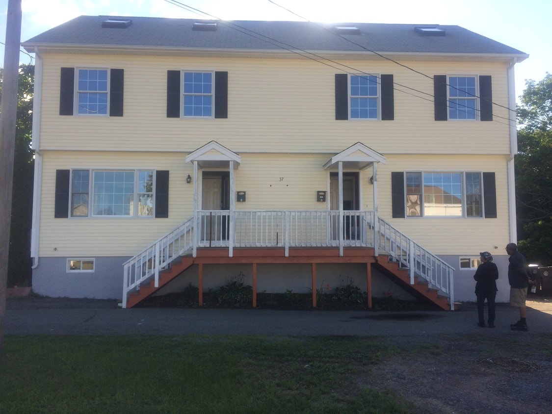 37 W High St, Avon, MA 02322 Apartments in Avon, MA