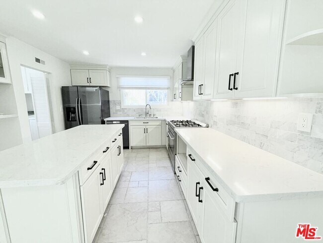 Foto del edificio - 23744 Hartland St