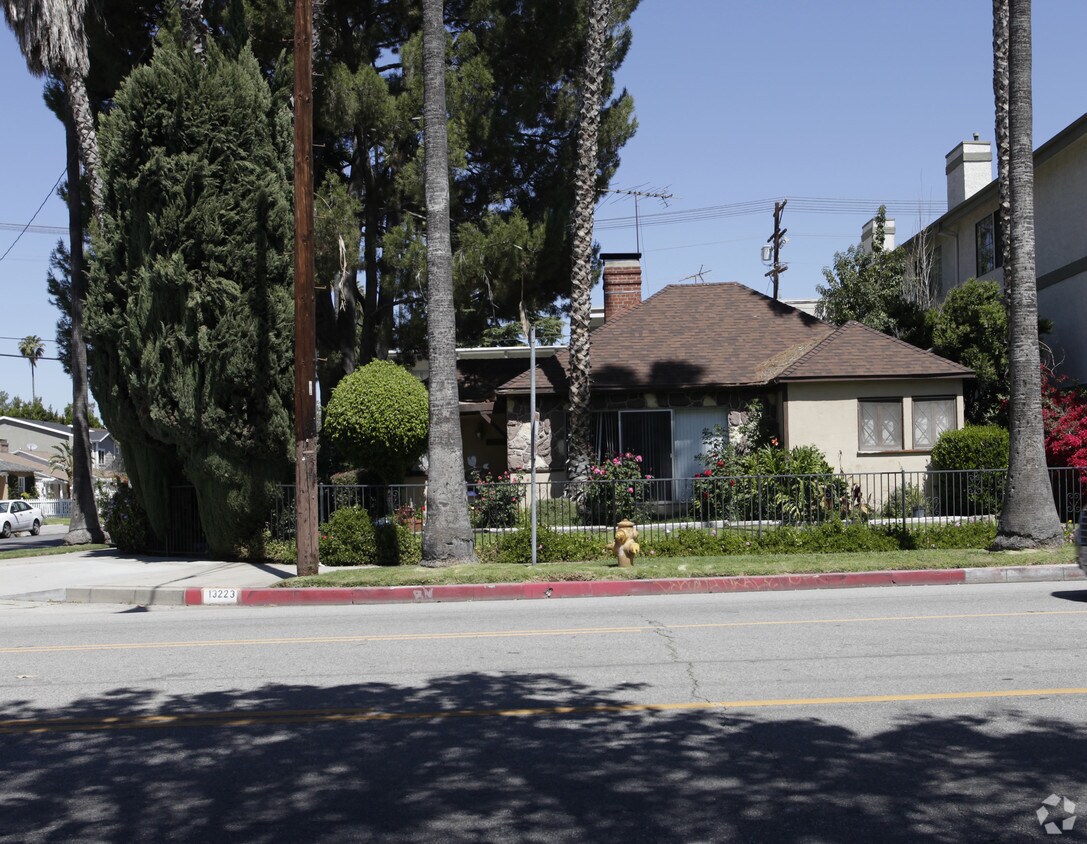 Primary Photo - 13223-13225 Moorpark St