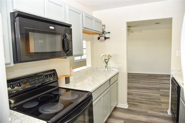 Foto del edificio - 700 Navarro Dr