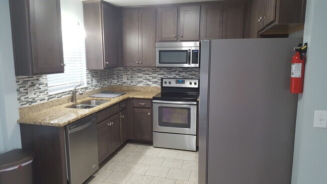 Building Photo - 559 Locklie St