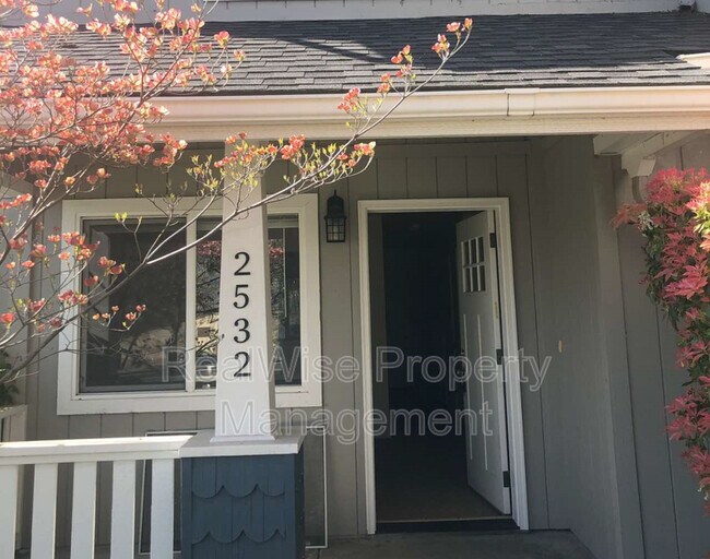 Foto del edificio - 2532 Siskiyou Blvd