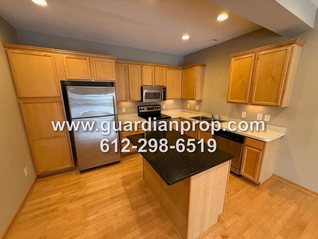 Foto del edificio - Townhouse in The Lakes of Blaine Available Now, Large Open Floor Plan, Lower Office, Large Balcony