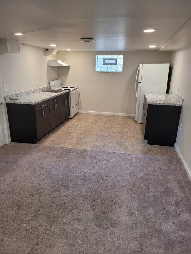 Kitchen/dining room - 213 Perrin St
