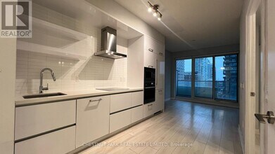 Building Photo - 2221 Yonge St