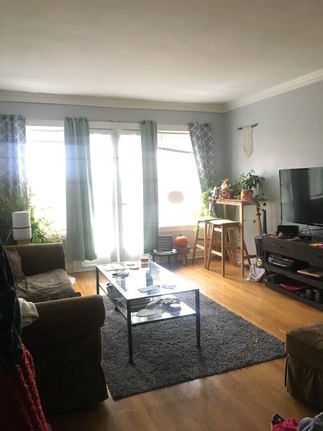 Living Room - 4355 N Paulina St