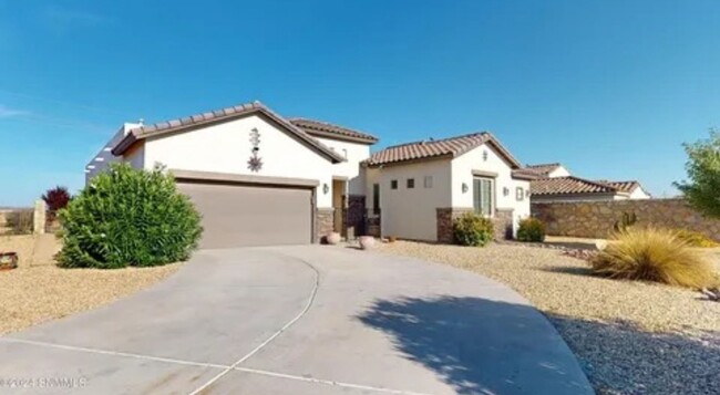 Building Photo - 5 bedroom home with Pool